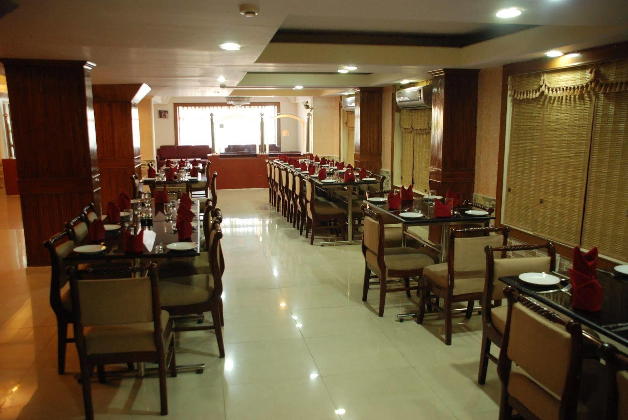 Hotel Ganga Ratan Agra  Exteriör bild